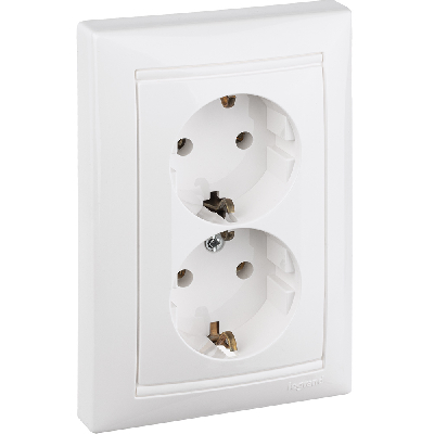 VALENA Розетка двойная с заземлением белая