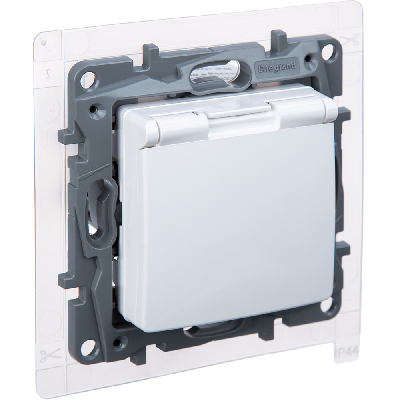 Розетка с заземлением IP44 - Legrand Etika - со шторками с защитной крышкой 16А 250В винтовые зажимы - белый